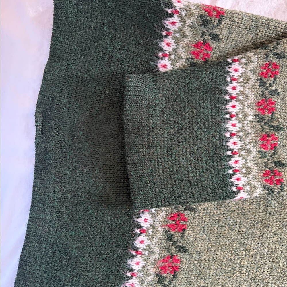 Classic Elements Olive and Red Patterned Crewneck… - image 3